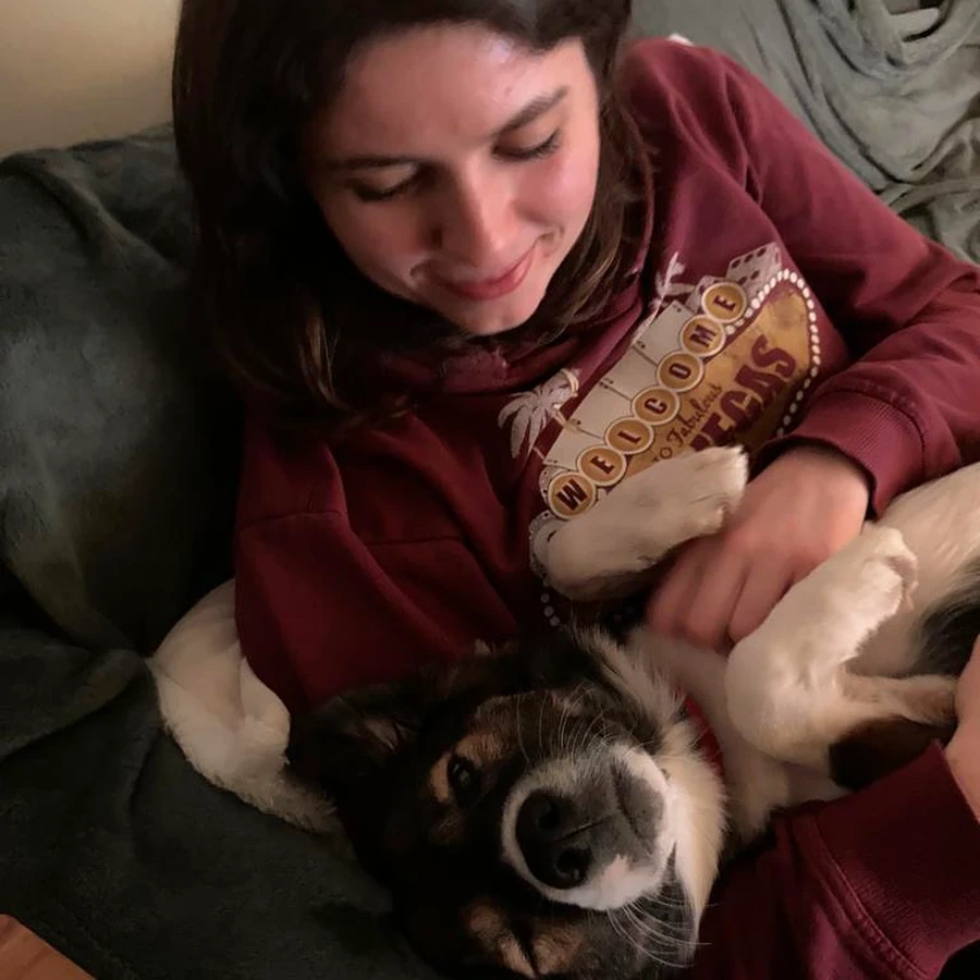 Joelle kuschelt auf dem Sofa mit Mila